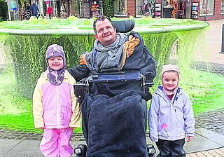 Der große Wunsch von Sebastian Crantz: Der 36-Jährige will aus Schönkirchen bei Kiel zurück in sein Heimatdorf Moorrege ziehen. Sein Patenkind Tabea Müller (rechts) und ihre Schwester Malina vermissen ihn. (Foto: Müller)