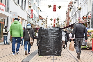 Ein mit Wasser gefüllter Indutainer versperrt in der Königstraße, Ecke Peterstraße den Zugang zum Lichtermarkt. (Foto: Frank)
