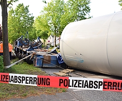 Ein Sattelschlepper hatte in der Nacht zu Freitag seine Ladung auf dem Heidmühlenweg verloren. (Foto: Frank)