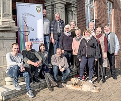 Der Vorstand und die Chorsprecher wollen die Liedertafel Elmshorn voranbringen: Tim Schwarzenberger (stehend von links), Anton Schlenger-Evers, Elke Westphal, Ulrike Ludwig, Hanna Segatz, Susanne Drdack, Hans-Jürgen Semmelhack, Svea Brunkhorst, Henrik Sachse sowie Christopher Kolberg (sitzend von links), Frank Franzke, Karla Sander und Max Papenfuß. (Foto: Liedertafel Elmshorn)