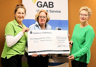 Scheckübergabe an Birgit Zorn von Citizens Forests e.V. durch Susanne Flor (GAB) und Ute Huckfeldt (Kreis Pinneberg). (Foto: Julian Jenkel, GAB)