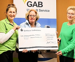 Scheckübergabe an Birgit Zorn von Citizens Forests e.V. durch Susanne Flor (GAB) und Ute Huckfeldt (Kreis Pinneberg). (Foto: Julian Jenkel, GAB)