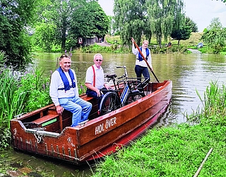Auch Radler, die mit einem schweren E-Bike kommen, können die Fähre dank Hilfe problemlos nutzen. (Foto: Verein zur Förderung und Erhaltung der historischen Kronsnester Fähre)