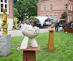 Beim Skulpturenpark auf der Barmstedter Schloßinsel stellte Karin Weißenbacher unter anderem diese Werke aus. (Foto: Frank)