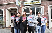 Auf das Planspiel Kommunalpolitik freuen sich Mina und Mitra Taheri vom Kinder- und Jugendbeirat (v. l.), Stadtjugendpflegerin Anja Jansen sowie Student Justin Hands, Lucas Klaus vom Kinder- und Jugendbüro der Stadt und Studentin Nancy Kalkbrenner. Sie werben mit Flyern an den Schulen für eine Teilnahme. (Foto: Torben Hinz, Stadt Elmshorn)