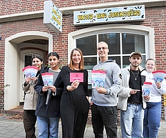 Auf das Planspiel Kommunalpolitik freuen sich Mina und Mitra Taheri vom Kinder- und Jugendbeirat (v. l.), Stadtjugendpflegerin Anja Jansen sowie Student Justin Hands, Lucas Klaus vom Kinder- und Jugendbüro der Stadt und Studentin Nancy Kalkbrenner. Sie werben mit Flyern an den Schulen für eine Teilnahme. (Foto: Torben Hinz, Stadt Elmshorn)