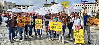 Mit Plakaten und Aufschriften auf Schirmen warnten Beschäftigte der Regio Kliniken vor einem weiteren Krankenhaussterben durch Unterfinanzierung der Kliniken. (Foto: Regio Kliniken)