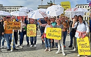 Mit Plakaten und Aufschriften auf Schirmen warnten Beschäftigte der Regio Kliniken vor einem weiteren Krankenhaussterben durch Unterfinanzierung der Kliniken. (Foto: Regio Kliniken)