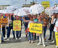 Mit Plakaten und Aufschriften auf Schirmen warnten Beschäftigte der Regio Kliniken vor einem weiteren Krankenhaussterben durch Unterfinanzierung der Kliniken. (Foto: Regio Kliniken)