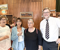 Die Erste Stellvertretende Kreispräsidentin Elke Schreiber (v.l.n.r) mit Schulleiterin Heike Henn-Winkels, einer Lehrerin und dem Stellvertretenden Schulleiter Piet Schwarzenberg. (Foto: Kreis Pinneberg)