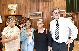 Die Erste Stellvertretende Kreispräsidentin Elke Schreiber (v.l.n.r) mit Schulleiterin Heike Henn-Winkels, einer Lehrerin und dem Stellvertretenden Schulleiter Piet Schwarzenberg. (Foto: Kreis Pinneberg)