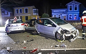 Ein Raser prallte mit seinem Fahrzeug gegen diesen VW Golf und den Mercedes. (Foto: Florian Sprenger)