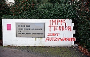 Dieses Denkmal an der Schulstraße in Elmshorn soll an den Bürgeraufstand gegen das DDR-Regime am 17. Juni 1953 erinnern. Impfgegner haben es beschmiert. (Foto: Jan-Hendrik Frank)