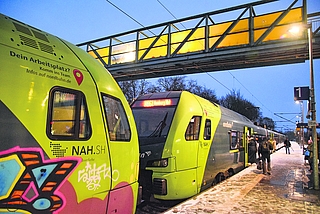 Der Hüllmann-Express besteht aus einer Doppeltraktion. Eigentlich soll er um 7.20 Uhr in Tornesch abfahren. Als es am Montag schneite, verließ er den Bahnhof erst um 7.34 Uhr. (Foto: Frank)