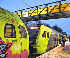 Der Hüllmann-Express besteht aus einer Doppeltraktion. Eigentlich soll er um 7.20 Uhr in Tornesch abfahren. Als es am Montag schneite, verließ er den Bahnhof erst um 7.34 Uhr. (Foto: Frank)