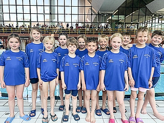 Zwölf strahlende Schwimmer des Elmshorner MTV: Sie holten beim Finale des Nord-Ostsee-Pokals in der Mannschaftswertung Platz 6. (Foto: EMTV)