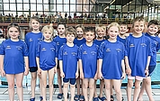 Zwölf strahlende Schwimmer des Elmshorner MTV: Sie holten beim Finale des Nord-Ostsee-Pokals in der Mannschaftswertung Platz 6. (Foto: EMTV)