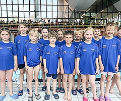 Zwölf strahlende Schwimmer des Elmshorner MTV: Sie holten beim Finale des Nord-Ostsee-Pokals in der Mannschaftswertung Platz 6. (Foto: EMTV)