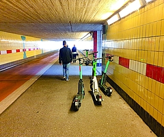 Angesichts solcher Bilder wie hier im Bauerwegtunnel in Elmshorn, wo E-Scooter mitten im Weg stehen, darf sich niemand wundern, wenn es dazu kommt, dass Roller nur noch in ausgewiesenen Zonen abgestellt werden dürfen. (Foto: rs)