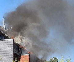 Flammen schlagen aus dem Dach des 2. Obergeschosses eines Wohnhauses am Bauerweg. (Foto: Frank)