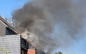 Flammen schlagen aus dem Dach des 2. Obergeschosses eines Wohnhauses am Bauerweg. (Foto: Frank)