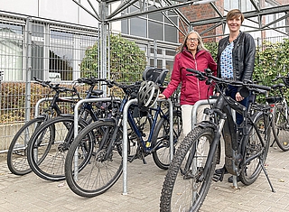 Birgit Schucht (links) und Stefanie Ewert treiben das Thema Fahrradfreundlichkeit beim Kreis Pinneberg voran. (Foto: Kreis Pinneberg)