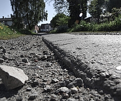 Tiefe Schlaglöcher auf dem Spurenweg. Im Mai 2024 stürzte auf dem Bullendorfer Weg ein E-Bike-Fahrer. (Archiv: Frank)