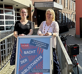Die Büchereimitarbeiterinnen Katrin Wieckhorst (links) und Heidi Sowada freuen sich schon auf die Nacht der Bibliotheken. (Foto: E. Witt, Stadtbücherei Elmshorn)