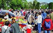 Brechend voll war es immer beim Flohmarkt und Pfingstochsenfest an der Hermann-Sudermann-Allee. Die war logistisch für den Besucheransturm ohnehin eigentlich zu klein. (Foto: Strandmann/Archiv)