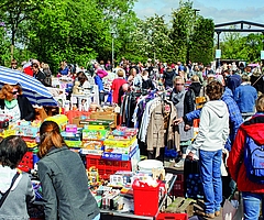 Brechend voll war es immer beim Flohmarkt und Pfingstochsenfest an der Hermann-Sudermann-Allee. Die war logistisch für den Besucheransturm ohnehin eigentlich zu klein. (Foto: Strandmann/Archiv)