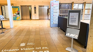 In der Empfangshalle der Regio Kliniken steht ein Maskenspender. (Foto: Regio Kliniken)