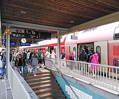 Am Elmshorner Bahnhof wird es noch voller, weil die Fahrgäste hier von der Bahn auf Ersatzbusse (und umgekehrt) umsteigen müssen. (Foto: Frank)