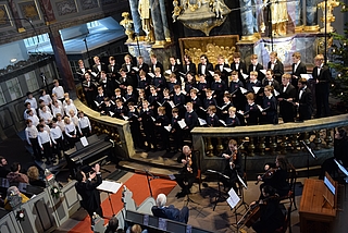 Die knapp 70 Sänger traten unter der Leitung von Felix Renner auf. (Foto: Frank)