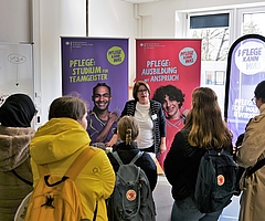 Sebahat Öner vom Beratungsteam Pflegeausbildung spricht auf dem Ausbildungsmarktplatz PinBall mit Schüler* innen über die Berufsperspektiven im Bereich Pflege und Gesundheit. (Foto: Kreis Pinneberg)