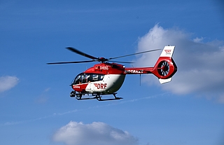 Der Verletzte wurde per Helikopter in ein Krankenhaus geflogen. (Symbolfoto: Pixabay)