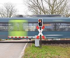 Der Bahnübergang Neuendeicher Weg in Tornesch: Der SPD-Landtagsabgeordnete Thomas Hölck fordert, dass die schwarz-grüne Landesregierung mehr Eigenmittel für den Bahnverkehr aufbringt. (Foto: Frank)
