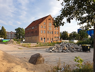 Auch das ehemalige Postgelände als Baustelleneinrichtungsfläche und nicht für Parkplätze genutzt werden. (Foto: Strandmann)
