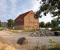 Auch das ehemalige Postgelände als Baustelleneinrichtungsfläche und nicht für Parkplätze genutzt werden. (Foto: Strandmann)