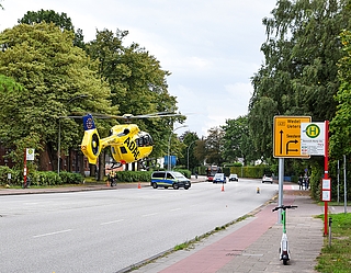 Ein Rettungshubschrauber des ADAC hebt von der Westerstraße ab, um die lebensgefährlich verletzte Frau ins UKE zu fliegen. (Foto: Frank)