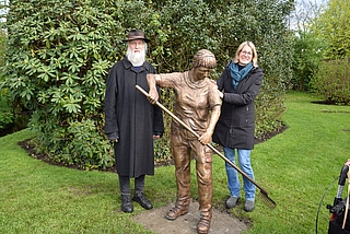 Am Tag der Enthüllung war noch alles in Ordnung: Künstler Ewald Rumpf und Stefanie Schmedes, 2. Vorsitzende der Freunde und Förderer des Rosariums Uetersen, weihten die Bronzeskulptur der Gärtnerin ein. (Foto: Frank)
