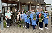 Dank an das Impfpersonal im Pinneberger Baumschulland: Vorsitzender Dr. Frank Schoppa (links) überreicht die Souvenirpflanze Pinneberger Baumschulland an das Personal. (Foto: FV KLPIBSL)