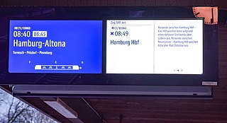 Auf einer Anzeigetafel am Elmshorner Bahnhof war zu lesen, dass der RE7 zum Hamburger Hauptbahnhof ausfiel. Außerdem hieß es: "Reisende zwischen Hamburg Bhf - Kiel Hbf weichen bitte aufgrund eines defekten Stellwerks über Lübeck aus. Reisende zwischen Neumünster - Hamburg Hbf weichen bitte über Bad Oldeslohe aus." Das war aber von Elmshorn aus nicht möglich. (Foto: Frank)