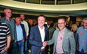 Handschlag zwischen Erik Sachse (li.) und Arne Klaus nach der Auszählung Sonntagabend. Wird das vorläufige amtliche Endergebnis am Dienstag bestätigt, kommt es zwischen beiden am Sonntag, 19. Oktober, zur Stichwahl.  (Foto: Strandmann)