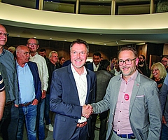 Handschlag zwischen Erik Sachse (li.) und Arne Klaus nach der Auszählung Sonntagabend. Wird das vorläufige amtliche Endergebnis am Dienstag bestätigt, kommt es zwischen beiden am Sonntag, 19. Oktober, zur Stichwahl.  (Foto: Strandmann)