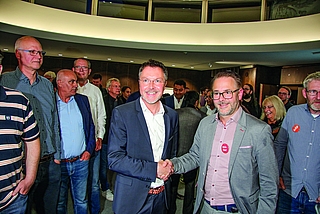 Handschlag zwischen Erik Sachse (li.) und Arne Klaus nach der Auszählung Sonntagabend. Wird das vorläufige amtliche Endergebnis am Dienstag bestätigt, kommt es zwischen beiden am Sonntag, 19. Oktober, zur Stichwahl.  (Foto: Strandmann)