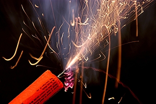 Silvesterböller können zu Verätzungen, Verbrennungen, Verlust von Gliedmaßen und Augenlicht führen. (Symbolfoto: Zoll)