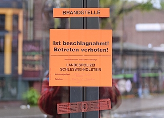Die Polizei brachte an der Eingangstür des Restaurants ein amtliches Siegel und Aufkleber mit der Aufschrift "Brandstelle. Ist beschlagnahmt! Betreten verboten!" an. (Foto: Frank)