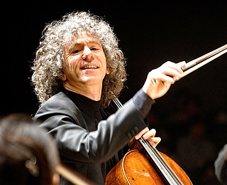 Steven Isserlis (Violoncello) zählt zu der internationalen Klassik-Szene. Das der Virtuose nach Glückstadt kommt, ist nur dank des SHMF möglich geworden. (Foto: Satoshi Aoyagi)