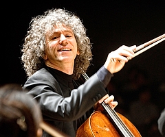 Steven Isserlis (Violoncello) zählt zu der internationalen Klassik-Szene. Das der Virtuose nach Glückstadt kommt, ist nur dank des SHMF möglich geworden. (Foto: Satoshi Aoyagi)