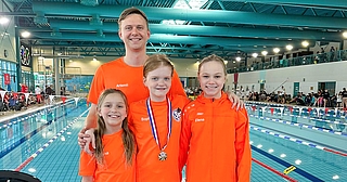 Stolze Siegerinnen: Lena Brachmann (vorn von links), Sophia Malin Dorittke, Elena Schmidt und Trainer Artemii Orekhov. (Foto: Schwimm-Zentrum Elmshorn)